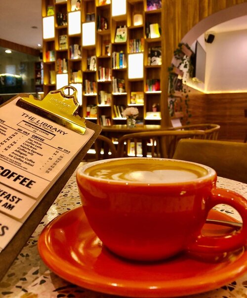 Completing my post @thelibrary.sby 😊♥️ #ceritakopiku #coffeestory •••#book #coffee #blessed #thankful #grateful #gratefulheart #coffee #onefineday #livingmybest #clozette #playground #bookworm #bookwormlife #metime #library #thelibrarysby #clozette #clozetteid #workingmomlife #workingmom #idontplaniplay