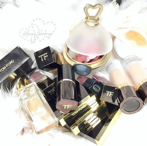 Last minute packing for your #gateaway ? I tend to grab my #HG #HolyGrail  that I am sure it will work 😊✨ off course you will see a lot of #TOMFORD #tomfordmakeup #tomfordbeauty #laduree #guerlain #gucci #ilovemakeup 😊😊😊✨ just wanna say #happywednesday 💖✨ #happyholiday 💖✨
#makeup #makeuppost #clozette #clozetteID #petals #instabeauty #instamakeup #luxurybeauty #foundation #blush #lipstick #highlight #bronzer #contour #highlightcontour