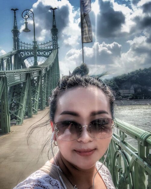 Let’s cross this bridge 🌉 😊✨•••••#whileinbudapest #danuberiver #budapest #hungary #hungarygram #budapesthungary #budapestgram #travel #travelphotography #workingmomlife #workingmom #workingmomstyle #selfie #iphonex #iphonephotography #thankful #grateful #clozette #clozetteid #livingmybestlife #idontplaniplay