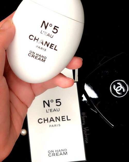 Thank you 🖤
#chanel
#chanelbeauty 
#chanelhandcream 
#limitededition 
#bblog #beautyblog #clozette #clozetteid #beautyblogger #makeuptalk #makeuppost #makeupartistlife #makeupcollector #black #white #chaneladdict