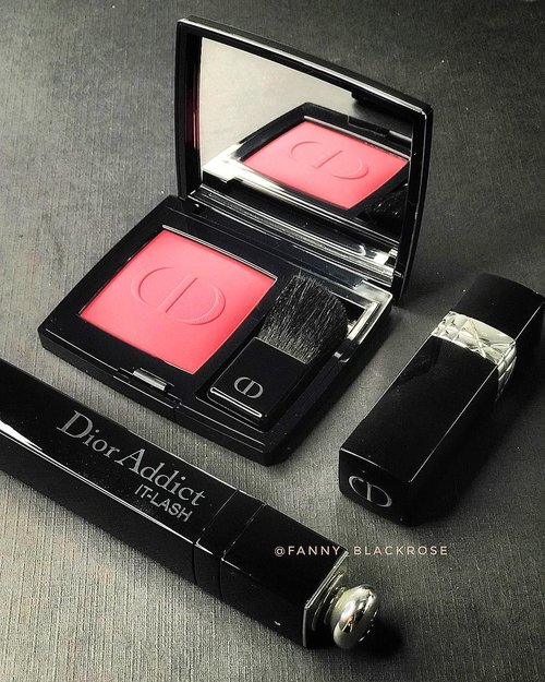 Easy weekend face 💕
#Obsessed with Dior blushes at this moment. Their matte, satin, shimmer, all... so beautiful 😍😍😍
Can’t have enough of it.
#dior 
#diorbeauty 
#diormakeup
#diorblush 
#diorvalley #makeup #makeuppost #makeuptalk #blush #pink #blue #luxurybeauty #clozette #clozetteid #makeupflatlay #makeuplooks #beauty #beautygram #weekend #weekendvibes #wakeupandmakeup #simplicity