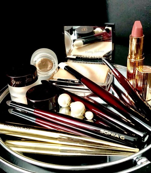 M.O.N.D.A.Y ♥️
Finally I’ve got the amazing brushes 
@sweetmakeuptemptations ♥️♥️♥️
#SoniaG #makeupbrushes 
Been restless during weekend, but cannot wait to play with the brushes for some #eyelook 😊♥️♥️♥️
#makeup
#makeuppost 
#makeuptalk 
#hourglass #charlottetilbury #makeupjunkie #clozette #clozetteid #beautyjunkie #beautylover #dior #anastasiabeverlyhills #anastasiaxamrezy #amrezy #amrezyhighlighter #luxurybeauty #wakeupandmakeup #beautygram #beautyblog #beautyjunkie #beautylover