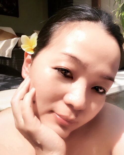 Love my #makeup #makeupcollection but I have no insecure to show my #bareskin 
#skicareaddict #skincarelover #tanskin #vitD #sunshine #pool #poolparty #poolside #poolsidechillin 💛☀️🌼🌞🌻 💦 💦💦💦💦💦💦
💦💦💦💦💦💦
💦💦💦💦💦
💦💦💦💦
💦💦💦
💦💦
💦
•
•
•
•
•
#paradise #beautygram #skincareaddict #skincareblogger #skincarelover #skincareroutine #skincarenatural #iloveskincare #clozette #clozetteid