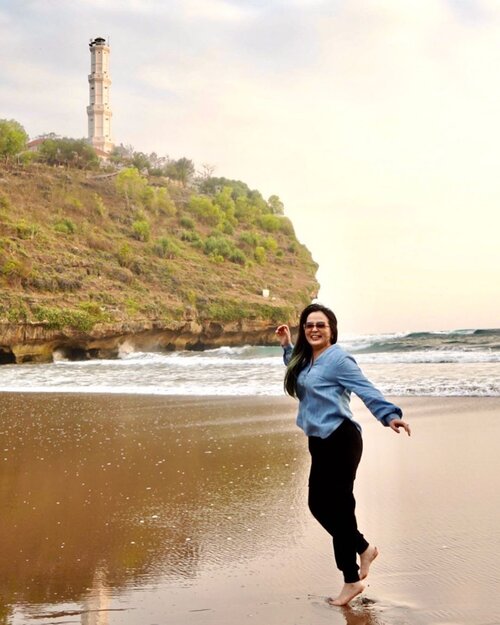 • Beach with ♥️ • 
•
B est 
• 
E scape 
•
A nyone 
•
C an 
•
H ave
•
#beach #beachlife #onefineday #picnic #beachside #beachsidelife #love #moment #thankful #blessed #grateful #gratefulheart #idontplaniplay #playful #womaninframe #sonya7iii #sonyalpha #discoverwithalpha #yogyakartaistimewa #idontplanipray #clozette #clozetteid