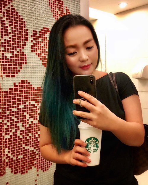 Shameless bathroom selfie 🌴🖤 when my hair match #starbucks #cup 🖤🌴🥂
#hair 
#hairpost 
#hairtalk 
#selfie #iphonex #iphonexphotography #greenhair #greenhairdontcare #mermadians #mermaidhair #hairlife #mermaidlife #pulpriot #hairtalk #clozette #clozetteid