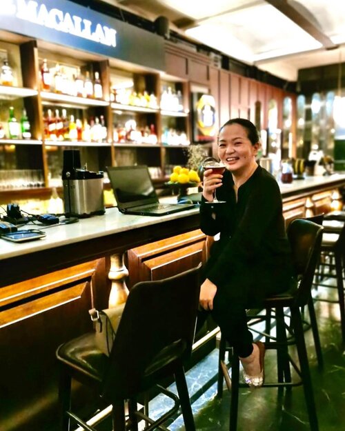 Another round ? Yes please 🌼🌼🌼
#wineanddine ✅ 
#lol ✅ 
#photosession ✅ 
•
I see you next trip! 
•
#moments #friendship #blessed #happy #grateful #thankful #wine #dine #lifestyle #livingmybestlife #womaninblack #hometown #bound #setmefree #clozette #clozetteid #idontplaniplay #idontplanipray