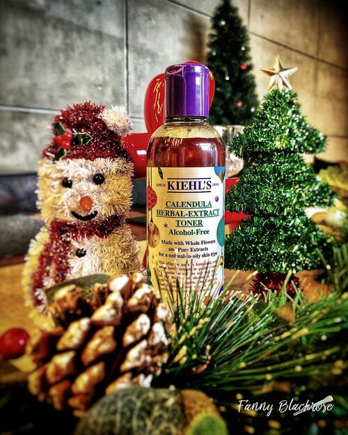 My early #Christmas ☃️🎄❄️ 🎄 
With @kiehlsid 
Been loving this #Calendula #Toner 
Feeling so #festive ✨✨✨
•
•
•
#clozette #clozetteid #clozetteambassador #beautyblogger #bblog #beautyblog #skincare #skincareblogger #skincareblog #skincaretalk #makeup #makeuptalk #skincarelover #skincareblog #makeuplover #skincareaddict #skincarestory #skincareproducts #skincareobsessed #skincareessentials #skincareaddiction #skincareregime #dailyskincare