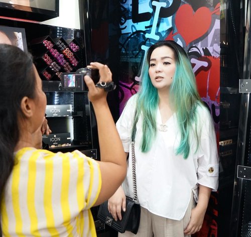 My #expression 😅🙄😅😂👻✨ during the opening of @absolutenewyork_id at @ciputraworldsby 😅😂😂😂
Thank you @chelsheaflo for the 📷
#tbt #throwback #absolutenewyork #cosmetics #beautyevent #ciputraworld #ciputraworldsurabaya #greenhair #manicpanicnyc #sbotv #duniacantik #chanel #zara #gucci #ootd #nudedresscode #smartcasual #heart #makeup #makeuppost #bblog #beautylover #beautyblogger #makeuptalk #beautyblog #beautyvlogger #clozette #clozetteid