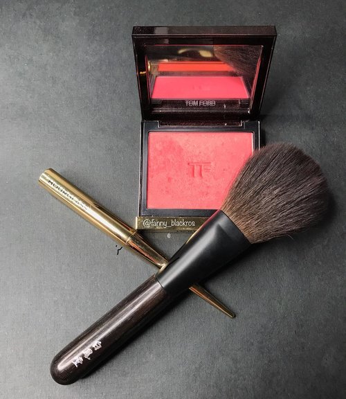 My #TomfordTuesday 💖 
Simply swipe #Flush on top of my light foundation to give colour on my face 💖 using #hakuhodo #kokutan series #makeupbrush
Pair it with @hourglasscosmetics #confession #lipstick .
Long hours today ... meeting and teaching .
Have a good Tuesday everyone 💖💕
.
#makeup #makeuppost #makeuplover #makeupjunkie #wakeupandmakeup #luxurybeauty #clozette #clozetteid #beautygram #beautylover #beautyblogger #ilovemakeup #tomfordaddict #makeupbrushes #tomfordbeauty #tomfordmakeup #tomfordblush