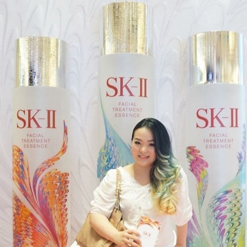 Suminagashi art selected by SK-II because of the strength of the philosophy that believes that no droplets wrong term; every drop so unique and precious. And SK-II believes that all women can be beautiful with their own way, just as the essence of Suminagashi.
Want to try a cool photo booth Suminagashi this, please come to the SK-II Festive Suminagashi in Tunjungan Plaza 3, from June 22 to 27 November 2016. ❤️
You can free skin check and consultation with SK-II beauty consultant, and can buy Festive Set saving up to 35% ‼️
❤️✨
#SKIIgifts #SKII #changedestiny #ClozetteID #ClozetteIDxSKIISBY
#bblogger #beautyblogger #mua #indonesiabeautyblogger #surabayabeautyblogger #makeuplover #makeupaddict #ilovemakeup #skincare #iloveskincare #skIIpromo #skIIset