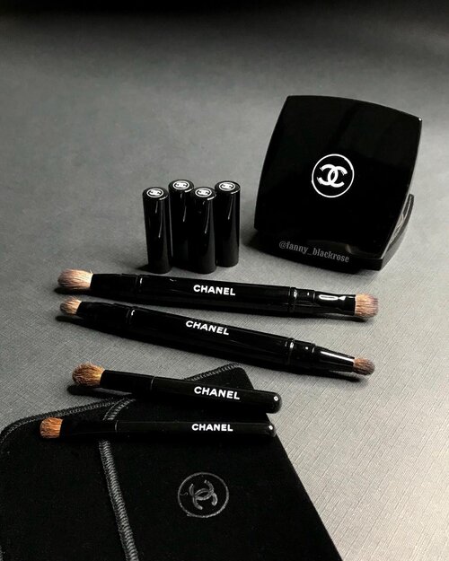 I 🖤✨ these beauties from @chanelofficial .

#SundayFunday
I appreciate eye #makeupbrushes with cap for sure. 
Most of the time I do my #makeup #onthego and it just make my life easier. 😊
#finest #makeuptalk #makeuppost #chanel #chanelbeauty #blackbeauty #clozette #clozetteid #wakeupandmakeup #bblog #beautylover #beautyblogger #beautyvlogger #ilovemakeup #makeupcollector #beautiful #luxurybeauty