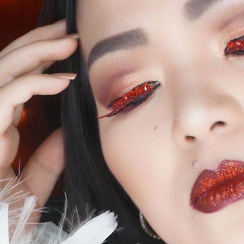 I share my way of #blending #eyeshadow on my #YouTube #beautyyoutube channel as preparation for #celebrating #lunarnewyear #cny #cny2017 🌝✨ Link on my bio 👆👆👆 or
🎥 https://youtu.be/GOwOr-r4XsE 🖤⭐️🖤⭐️🖤⭐️🖤⭐️🖤⭐️🖤⭐️🖤⭐️🖤⭐️🖤⭐️
#makeup #makeuppost #makeuplover #makeupaddict #beautyblog #beautyyoutuber #makeupmafia #makeupjunkie #makeuptutorial #makeupjunkie #makeupblog #modernrenaissancepalette #anastasiabeverlyhills #clozetteID #clozetteambassador