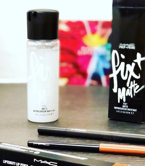 Add #macfixplusmatte in my collection 
I realize the packaging as not high quality as the original #macfixplus 
My #macfixplusgoldlite spills inside my #makeuppouch 
I thought it was me not being careful. 
End up this new bottle one ☝️ also the same. 
Do you get the same experience ? .
💗
.
💗
.
💗
.
#makeup #makeuptalk #makeuppost #makeuplover #makeupaddict #wakeupandmakeup #makeupartist #beautyaddict #beauty #beautyblog #bblog #beautyblogger #beautyvlogger #iloveskincare #clozette #clozetteid #maccosmetics #maccosmeticsmalaysia #maccosmeticssg #maccosmeticsid