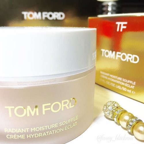 From #T#TomFordSoleilCollection2016 I really intrigue to try this #RadiantMoistureSouffle #primer #moisturizer 
I've got some #skincare from #TFBeauty #TFMakeup #TFSkincare and so far my skin reacts good to it, just my wallet is not 💸💸💸
#TFSoleil #Summer #TomFord #idontpopsmollyirocktomford #clozette #ClozetteID #gold #radiant