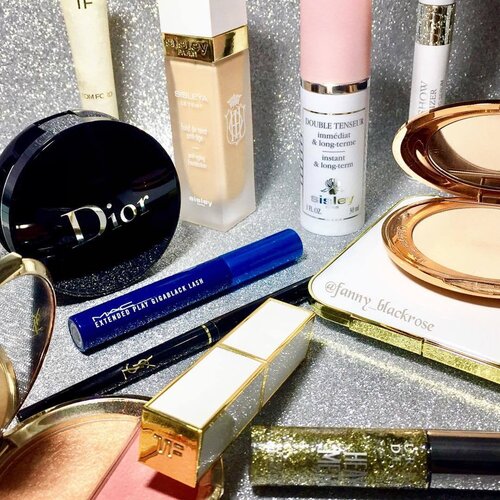 Some products that I've been enjoying through April 😊✨ slowly back to my routine ✨😊 always #onthego and these some permanent resident on my #makeuppouch #whatismybag #whatsinmybag 
@byterryofficial hyaluronic eye primer 
@beccacosmetics champagne split -flower child 
@dior diorskin forever #cushion & diorahow maximizee lash plumping serum 
@yslbeauty waterproof stylo
@maccosmetics extended play gigablack lash 
@urbandecaycosmetics heavy metal midnight cowboy 
@ctilburymakeup airbrush flawless finish - fair
@tomford Moisturizer lip colour #mustique #tomfordsoleil the afternooner & lip lacquer 
@sisleyparisofficial #sisleya anti aging foundation & double tenseur
.
#makeup #makeuptalk #makeuppost #skincare #ilovemakeup #wakeupandmakeup #beautyblogger #clozette #clozetteid #bblogger #beautyvlogger #beautyyoutuber #aprilfaves