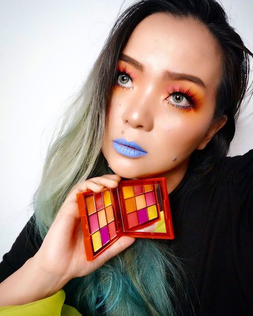 After thinking for months ... should I , shouldn’t I ... I give in @hudabeauty #hudabeautyneonobsessions #hudabeautyneonorange 🧡💛🧡💛 into my #makeupcollection 
It is so good 😊 to be #colourful again 🌈 •
•
•
On my lips @jeffreestarcosmetics 
Thank you @loveforskincare 😘♥️
•
•
•
#makeup #makeuptalk #makeupjunkie #makeuplover #makeupaddict #beautyblogger #beautyblog #clozette #clozetteid #mua #makeupartist #beautytalk #beautypost #neon #neonmakeup #bblog #orange #sunrise #sunrisemakeup #mermaidlife