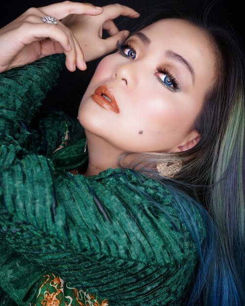 Completing the green series for my feeds 💚 #MYSTICAL OF #JADE 💚#Fashion by @embrannawawi #makeup by yours truly @fannyblackrosemakeup 💚One day left before #NewYearEve Ohhh... I am so looking forward for #NewYear 😊💚#makeup #makeuppost #makeuptalk #makeupaddict #makeupastist #beautygram #beautyinfluencer #beautyblogger #beautylover #makeupart #makeupart #clozette #clozetteid #fashionconcept #mylookbook #lookbook #lookbooklookbook #lookbookindonesia #idontplaniplay #blackroseartproject