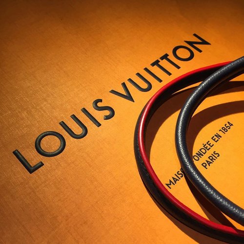 Thank you for the excellent after sales service @louisvuitton ❤️💙 I am happy to be their loyal customer 😁✨ #LV #LouisVuitton #montaigne #blue #red #luxurylifestyle #luxurybeauty #clozette #clozetteid #louisvuittonbag #louisvuittonlover #louisvuittonparis #louisvuittonaddict #louisvuittonmelbourne #louisvuittonaddict