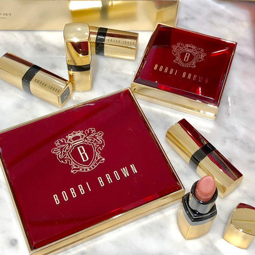 Love to see @bobbibrown @bobbibrownid is bringing in their #limitededition here 😍❤️✨
Lovely red packaging for the ❤️luxe classic mini set lips 👄 2.5
❤️eyeshadow palette 🎨 1.2
❤️party Glow duo (mini best seller brick combine with lipgloss) ❤️brush set  1.8 ❤️highlighter limited edition packaging 700k
And some more brow product and another cute set. 😍❤️❤️❤️✨
#makeup #makeupmadness #beautygram #makeupporn #LE #makeupaddict #ilovemakeup #makeuplover #clozette #clozetteID #wakeupandmakeup #makeupnews #makeuptalk #luxurybeauty #bobbibrown #bobbibrownid #red #gold #makeupbrush #eyeshadow #lipstick