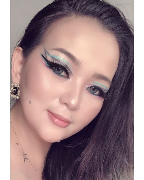 Completing my feed and sharing Product I used for this #makeuplook : 
Foundation @ran_cosmetic_indonesia 
Powder @hourglasscosmetics 
Eyebrow @tomfordbeauty #espresso
Eyeliner @maccosmetics @maccosmeticsid 
Lipstick @tomfordbeauty #bare
Lashes @thewlashesofficial 
Eyeliner @minisoindo 
Bronzer @narsissist #narsmalaysia 
Highlighter @fentybeauty •
•
•
#narsissist #narscosmetics #rancosmetic #tomfordbeauty #fentybeauty #chanel #makeuptalk #makeuplife #clozette #clozetteid #makeupblogger #makeuplover #ilovemakeup #fentybeauty #maccosmetics #eyeliner #graphiceyeliner #colourmecolourful