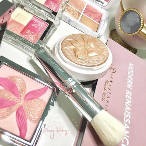 #Pink - ish #Morning 💖💞💕✨#laduree #hourglass #jillstuart #sisley #highlighter #blush #petals #guerlain #clozetteID #clozette #makeupbrush #coral #modernrenaissance #anastasiabeverlyhills