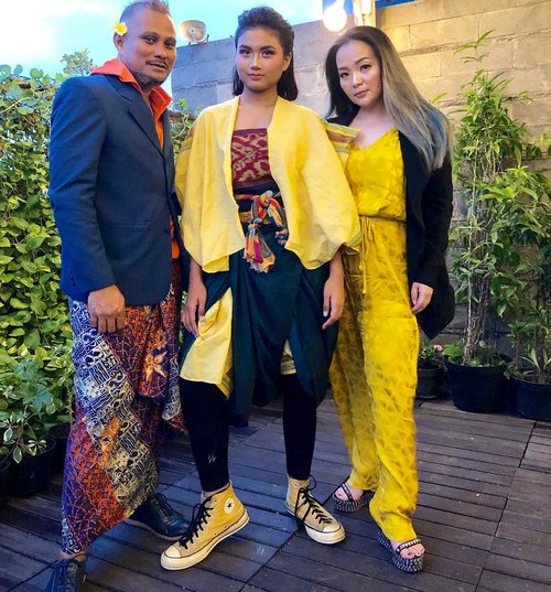 Always happy working with my friend @embrannawawi Especially for good cause @earthhoursurabaya Styling and Promoting more about #ZeroWaste #fashion from @aryaniwidagdo With great host @bwpapiliohotel •••#saveourearth🌍 #saveaourearth #earthhour #earthhour2019 #earthhoursurabaya #bwpapiliohotel #makeupartist #clozette #clozetteid #makeuplover #makeupaddict #beautygram #beautyhost #beautyinfluencer #airbrushmakeupartist #airbrushmakeup #beautyaddict #wakeupandmakeup #fashionlover #beautyblogger