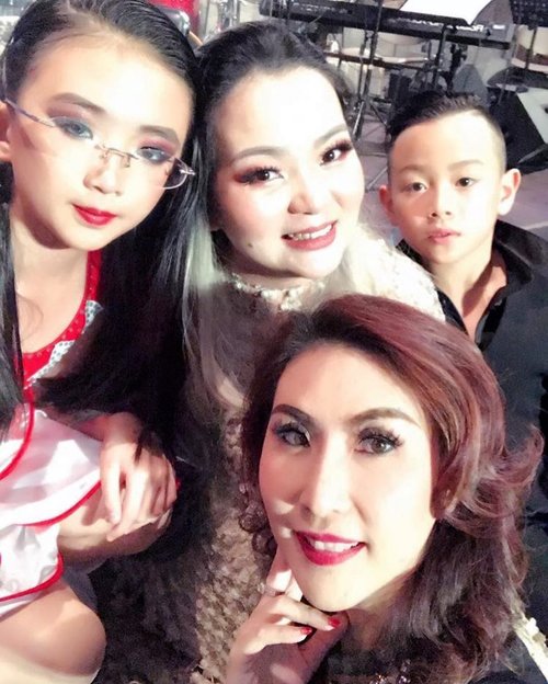 We are #proudmom 😍❤😍💖✨ our #heartisfull when seeing our children #debut as #latindancer 🙃🙂🙃🙂🙃🙂
#childhood #motherhood #grateful #gratefulheart #happy #preciousmoment #instafamily #clozette #clozetteid #aestheticdoctor #dancer #choreograper #personalstylist #makeupartist #happytime #childrenmakeup #maturemakeup #makeuppost #tomfordbeauty #selfie #selca #iphone #onstage