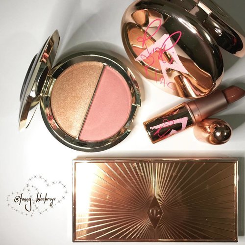 When I see #macmariahcarey #maccosmetics I remember the #rosegold collection from #rihanna #badgirlriri @maccosmetics does stunning collection through the years 😍❤️✨
#rose #gold #pink #makeup #instamakeup #instabeauty #makeupaddict #makeupporn #makeuppost #charlottetilbury #filmstar #instadaily #clozetteId #makeuptalk #bblogger #lipstick #nudelipstick