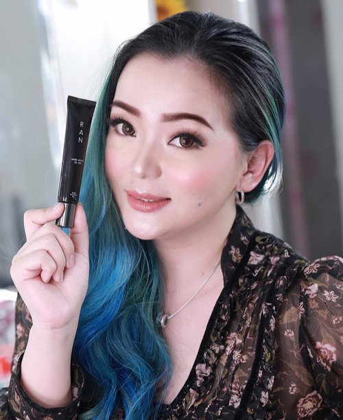 I am holding @ran_cosmetic_indonesia #base #magnetgel #primer 
I’ve reviewed this beautiful product together with other #rancosmeticsindonesia products. Have you seen it ? 
If you interest to see the texture of it, see my #makeupvideo post about it. 
It’s brand from Thailand 🇹🇭 with technology from Japan 🇯🇵. Brought by Thai Well Known Celebrities #Makeupartist @nongchat 
It’s now available at SEA (South East Asia ) 
You could contact @rancosmeticsales if you need more info. 
#rancosmetic 
#rancosmetics 
#rancosmeticindonesia 
#makeup #beauty #beautynews #beautyblogger #beautylover #beautygram #beautyaddict #beautyinfluencer #beautyvlogger #clozette #clozetteid #makeupartistmalaysia #makeupartistsingapore #makeupartistindonesia