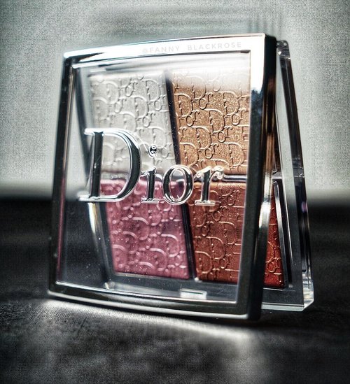 Finally got a chance to see and swatch the beautiful #DiorBackstage #GlowfacePalette 😊💕
And I am happy this is part of their pro and permanent line 👌
.
.
.
#dior #diorvalley #diorbeauty #diorbeaute #diorbackstage #makeup #makeuppost #wakeupandmakeup #luxurybeauty #makeupcollector #makeupjunkie #glowgetter #highlighter #embossing #embossingpowder #shimmer #blush #clozette #clozetteid #beautygram #beautyblog #makeuptalk #bblog