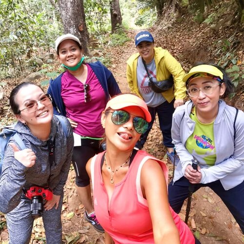 • Sunday Stroll  with Ladies •
•
•
•
#backtonature #sundaystroll #sundayvibes #sunday #stroll #wander #wanderlust #happyisdecision #sundayfunday #ladies #selfie #behappy #womanempowerment #exercising #momentslikethese #clozette #clozetteid #livingtothefullest #behappy #thankful #blessed #grateful #jungle #idontplaniplay #idontplanipray