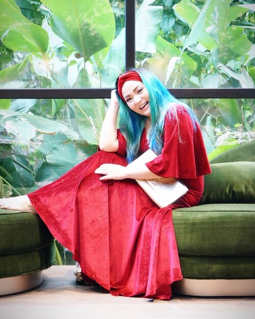 Happy #ChristmasEve My Beauties 🎄❤️🎄❤️🎄❤️🎄❤️🎄❤️✨#Christmas #lovelytime #christmastime #red #redgown #velvet #mystyle #fashion #fashionpost #bandana #suede #dancer #dancelife #mom #workingmom #ysl #yslbag #manicpanic #greenhair #greenhairdontcare #clozette #clozetteid