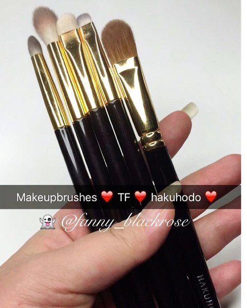 Let's hangout on my #snapchat 👻 fanny_blackrose 👻 was looking another set of #MakeupBrushes to play with. Miss my #Tomford #TFMakeupBrush #Hakuhodo #naturalHair #GoatHair #Squirrel #SquirrelHair #collection #makeupaddict #makeuptalk #makeupjunkie #clozette #clozetteID