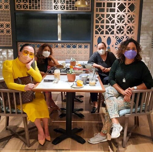 #throwback #QualityTime with my #Ladies ♥️♥️♥️♥️• ••#ladiesnightout #ladiesnight #workinglady #workingladies #qualitytime #blessed #thankful #grateful #livingmydreams #yellow #dior #livingmybestlife #keepyourcirclepositive #idontplaniplay #idontplanipray #clozetteid #clozette #doubletreebyhilton