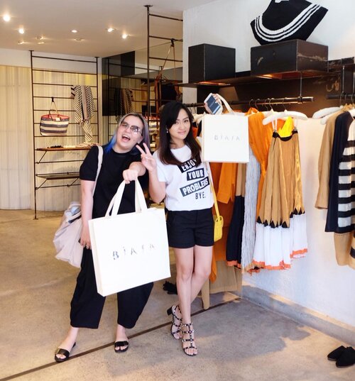 Never dull moment with my sis .
.
.
@biasaofficial .
.
.
#shoppingtime #seminyak #bali #baliindonesia #balilife #resortstyle #mylookbook #mycomfystyle #fashion #fashiontalk #fashiondesigner #lookbooklookbook #lookbookindonesia #sister #sisterhood #beachlife #tropicalcountry #clozette #clozetteid #fujifilm #fujixt20