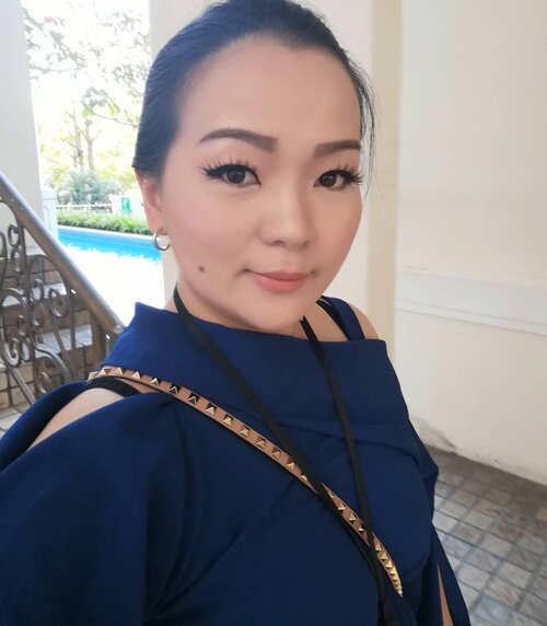 My morning 💙💙💙
Busy day ahead...
°
°
°
#morning #selfie #blue #thankful #grateful #blessed #workingmom #workingmomlife #clozette #clozetteid #morningwalk #makeup #makeuppost #makeuptalk #poolside