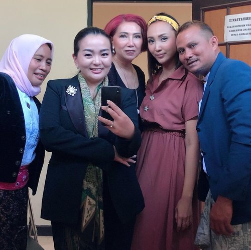 Last day of the 2019 😊 so much things happened this year. Been lacking posting this n that ... feeling got not enough time to catch up with social media 😅 Here’s one of the #thankful moment I have got ♥️🙏#married #massal with #mua competition Amazing panel of adjudicator @embrannawawi @likeloho @jennasarita @fannyblackrosemakeup •••Reminds me so much #makeup and #skincare I have 😅 And I am leaving soon. Gonna do some more giveaways and sell other. ••• #makeupcompetition #judges #happy #precious #moment #life #thankful #grateful #clozette #clozetteid #blessed #woman #empoweringwomen #enrichinglives #enrichingmysoul #idontplaniplay #survivor #workingmom #workingmomlifestyle #chanel #zara #dinassosialjawatimur #dinassosial