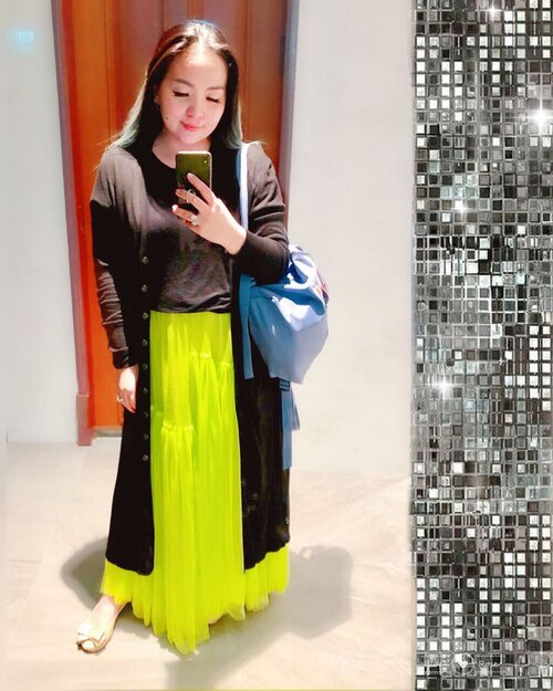 #mirrorselfie with #neon #tulleskirt from @sirenclothingind 
Thank you @jennalani 💋
I feel the loveeeee 💗 •
•
•
•
•
#mycomfystyle #clozette #clozetteid #tulle #mystyle #lookbook #lookbooklookbook #fashion #summer #tropical #dancerforlife #grateful #thankful #styleoftheday #ootd #singapore #colourmecolourful #mermaidlife #mermaidians #colour #playful