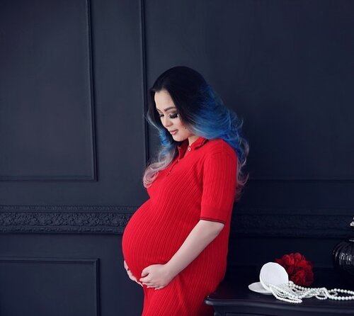 Happy Mother’s Day ♥️✨#throwback years back when my twin still 28weeks •••#mothersday #mother #motherhood #red #workingmom #workingwomen #workingmomlife #empoweredwoman #clozette #clozetteid d #beauty #beautygram #beautifullife #happyisdecision #grateful #thankful #livingmybestlife #bluehair #preggo #preggophotoshoot