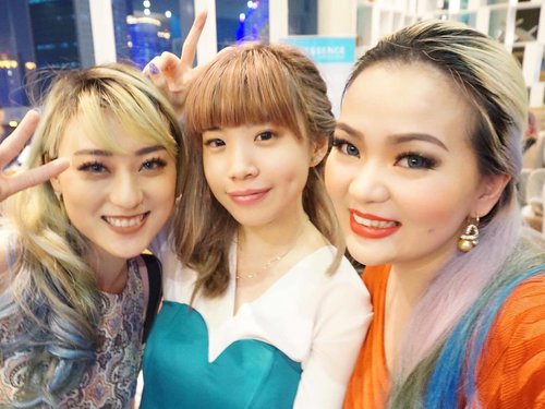 #Tbt #ClozetteId 3rd #anniversary 😊❤✨ haven't got a chance to post it. I was running to another city right away ... with gorgeous and young #clozetters 💚 @hisafu 💚and 💚@steviiewong 💚
#clozette #bblog #bblogger #beautyblogger #beautyvlogger #party #beautyyoutuber #hairdyed #makeuplover #beautylover #beautyaddict #asianbeauty #indonesiabeautyblogger #escada #cartier