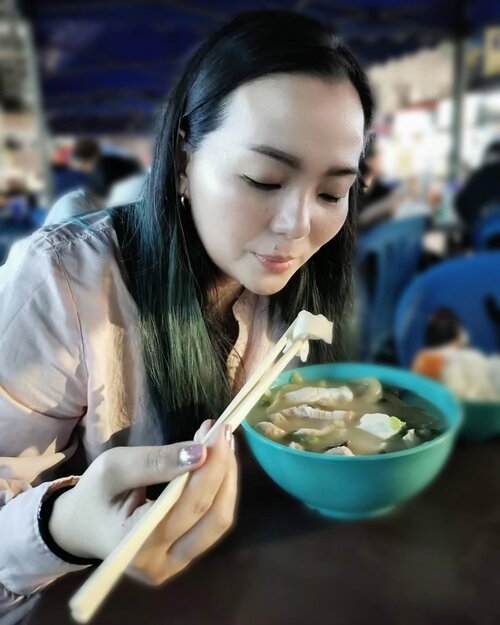 The way I hold my chopstick 🥢 *That’s not the right thing to do*And not only in the term of eating 🍽...They way I hold my 🏸🏓🏒🏹🪁 ... also for 🧹🧼🔨✂️🖊📝🤱And especially for 👩‍🎨 #makeupbrushes Also not the same way with others. I believe *how to* is inventing by other people or human being too. And I can follow when I see it fit my “ergonomic” way or being adventures when i see it fits and does the job. •••You have your way. I have my way. As for the right way, the correct way, and the only way, it does not exist.•••#perspective #thewayido #enjoyingmylife #livingmybestlife #bepeaceful #mine #myway #makeup #makeuplife #pink #thought #quotestoliveby #peaceofmind #thankful #grateful #blessed #yummyfood #clozette #clozetteid #grateful #idontplaniplay