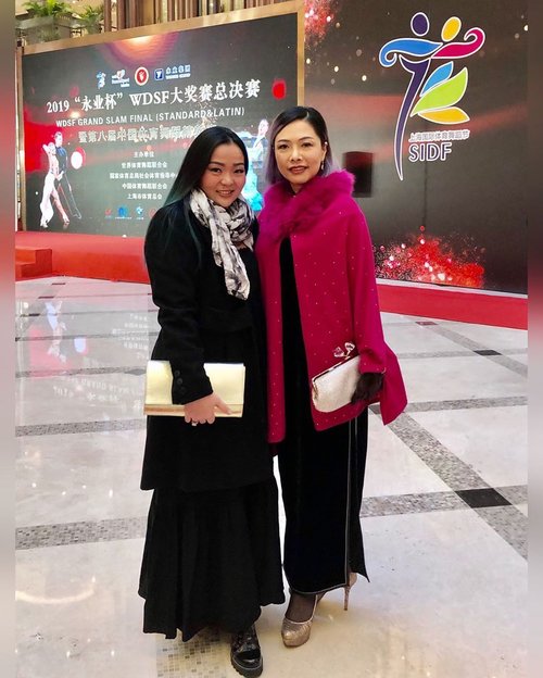 #RedCarpet moment with #Singaporean lady ♥️
•
For the love of #Dancesport •
#dance #dancer #danceforlife #dancerforlife #wdsf #wdsfdancesport #wdsfgrandslam #china #shanghai #clozetteid #clozette #lady #workingmom #workingmomlife #workingmomslifestyle #woman #survivor #winterstyle #gown #mystyle
