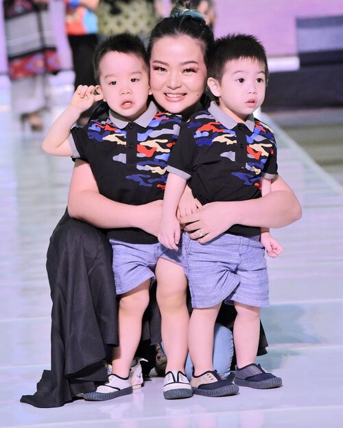 You will outgrow my lap, but never my heart ♥️•Thanks @zaldyogawa for the 📷 •#momandson #blessed #twin #babyboy #thankful #grateful #livingmybestlife #clozette #clozetteid #workingmom #workingmomlifestyle #iloveyou #withorwithoutyou #lifegoeson #idontplaniplay #motherandson