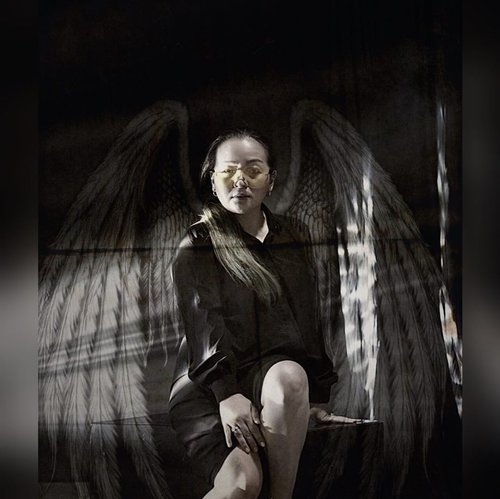 • D o n ‘ t 🖤••••I know what I bring to the table and Never be a problem to eat alone. •••#dior #sonya7iii #discoverwithalpha #sonyphotography #woman #clozette #clozetteid #wings #womaninblack #womaninframe #freedom #blessed #momentinlife #standmyground #thankful #grateful #livingmybestlife #idontplaniplay #idontplaniplay