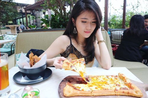 You can't buy happiness but u can buy pizza 🍕🍕🍕.
.
#clozetteid #foodblogger #odysseia_allin