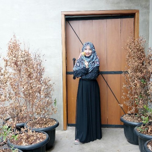 Feels like autumn with these golden brown leaves but my daisies are still blooming prettily.Wearing scarf @minimalstores gani x minimal#hijabblogger #hijab #ootd #ootdhijab #autumn #fall #daisy #daisies #flower #bloom #blossom #petals #ClozetteID #hijabstyle