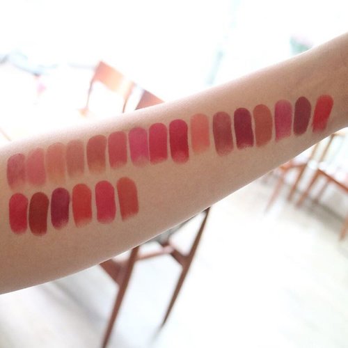 Hanya perempuan yang tau betapa menyenangkannya hal ini ❤️
Swatch 22 lipstick, mana yang jadi favoritmu 💋
#clozette #ClozetteID #girlsproblem #makeupenthusiast #beautyblogger