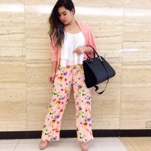 Don't stop feeling just because you were hurt,
Don't stop dreaming just because you had a nightmare . 
Wearing this comfy flowery pants from @voguecoutureshop 's new collection 🌸🌺 .

#ootd #ootdindo #fashionstyle #fashion #style #streetstyle #clozetteid #potd #vsco #vscocam #vscodaily #vscophile