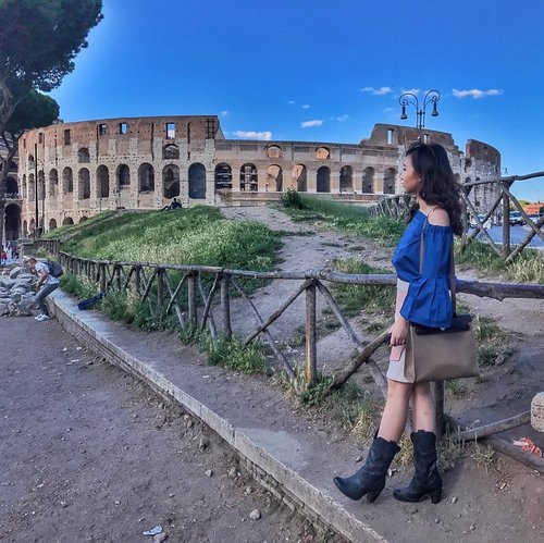 When in #Rome 🏟 i was expecting colosseum to be more bigger but it was wonderful nonetheless #ramuneme #cathytravelogue #ootd #ootdindo #clozetteid #lykeambasador #beautynesiamember #fashion #travel
