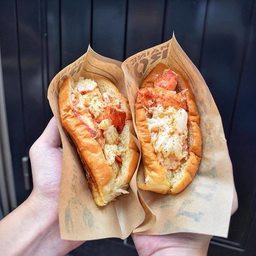 Approximately 1-2hours of queuing just to get these delicious lobsters 😭😭 #takemeback #japan #food #foodporn #foodgasm #blogger #foodie #foodies #lukeslobster #clozetteid